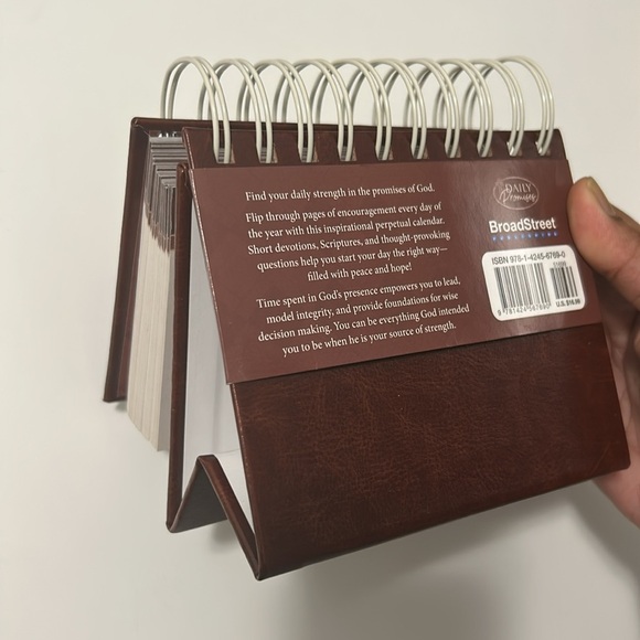 BNWT Daily Strength for Men Perpetual Daily Calendar: 365 Devotions - Picture 3 of 3